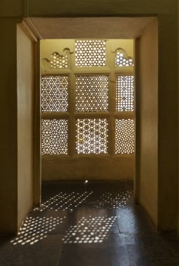 İnce pencere tasarımı ile gelen ışık, Udaipur, Rajasthan.