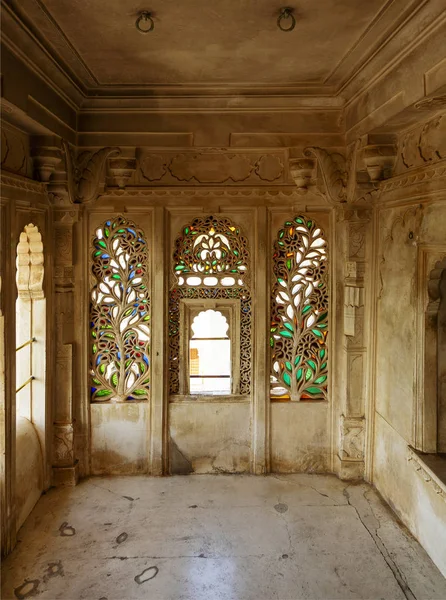 Красочные стеклянные работы на окне, Удайпур, Раджастан . — стоковое фото