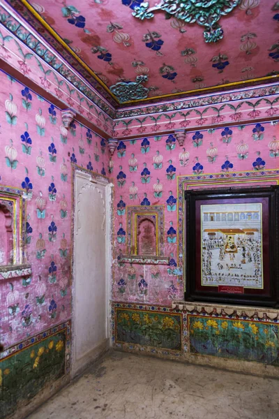 Modelli di muro rosa, Palazzo della città, Udaipur, Rajasthan . — Foto Stock