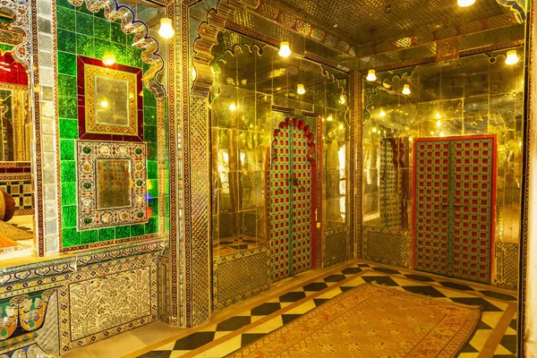 Salle des miroirs, Moti Mahal, Palais de la ville, Udaipur, Rajasthan . — Photo