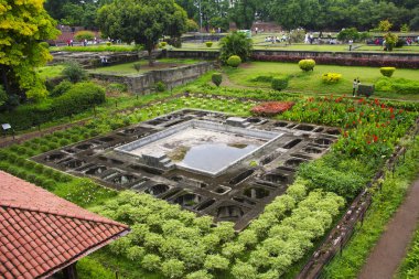 Pune, Maharashtra, Hindistan, 15 Ağustos 2018, Shaniwar wada turist, kuşlar göz görünümü.