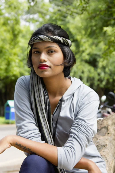 Mladá indická dívka s krátkými vlasy nosí pokrývky hlavy a pózuje pro kameru, Pune. — Stock fotografie