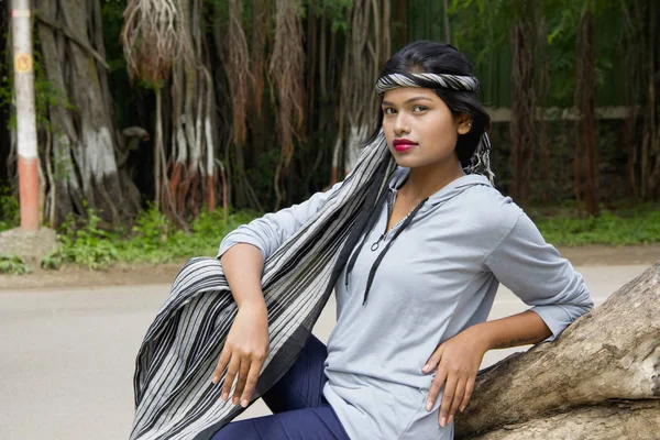 Mladá indická dívka s krátkými vlasy nosí pokrývky hlavy a pózuje pro kameru, Pune. — Stock fotografie
