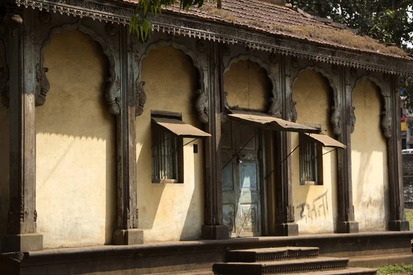 Blízka fasáda staré stavby pro poslední rituály lidí z královské rodiny rodu Kolhapur Sansthan nedaleko Panchganga Ghat, Kolhapur. — Stock fotografie