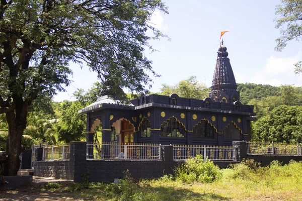 Een prachtige hindoe tempel in zwarte steen in Mandvi Khurd, Pune district. — Stockfoto