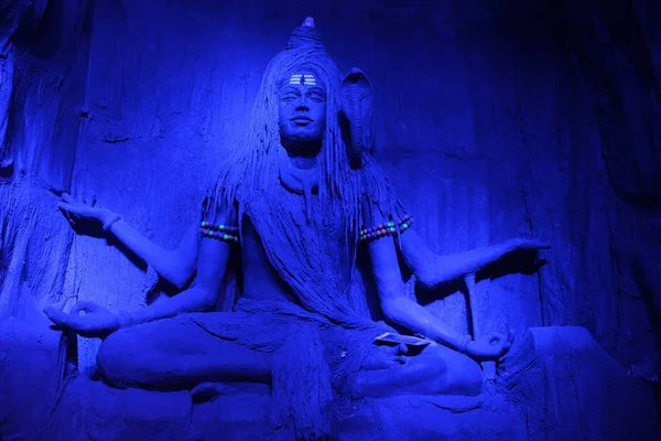 Betoverende sculptuur van Lord Shiva mediteren in een blauw licht tijdens Ganpati Festival, Pune. — Stockfoto