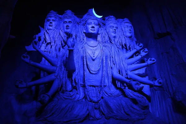 Betoverende sculptuur van Lord Shiva in een blauw licht tijdens Ganpati Festival, Pune. — Stockfoto