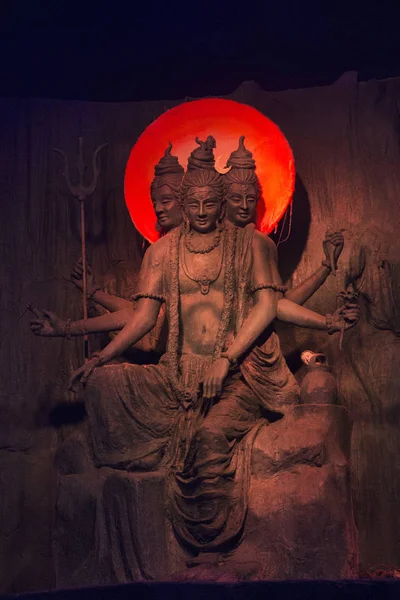 Ganpati Festivali sırasında Lord Dattatreya güzel heykel, Pune.