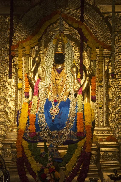 Skulptur der Göttin lakshmi narayani beim Nachbau des sripuram lakshmi narayani goldenen Tempels, Vellore, Tamil nadu während des Ganpati-Festes, Düne. — Stockfoto