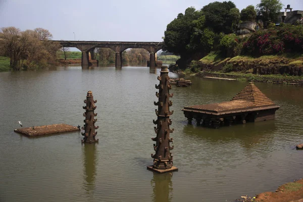 Antiguo templo y deepmala, estructura de piedra para luces, dentro del río Panchganga, Kolhapur, Maharashtra . — Foto de Stock