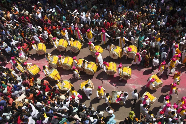PUNE, MAHARASHTRA, septiembre de 2018, La gente observa el rendimiento de Dhol tasha pathak durante el Festival de Ganpati, vista aérea . — Foto de Stock