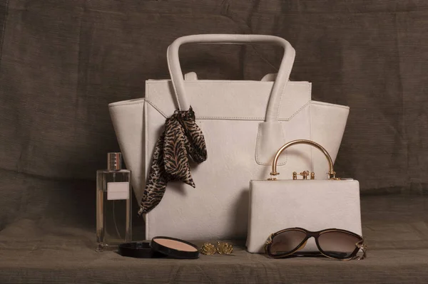 Ensemble de nouveaux sacs à main blancs élégants pour femmes avec accessoires . — Photo