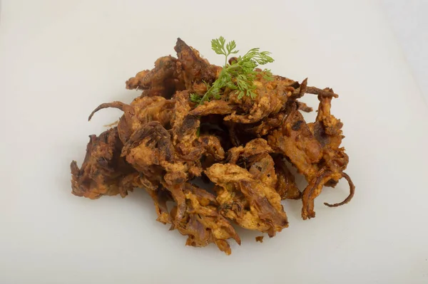 Knusprige Kanda Bhaji oder Pyaj Pakode oder gebratene Zwiebeln Pakora. — Stockfoto