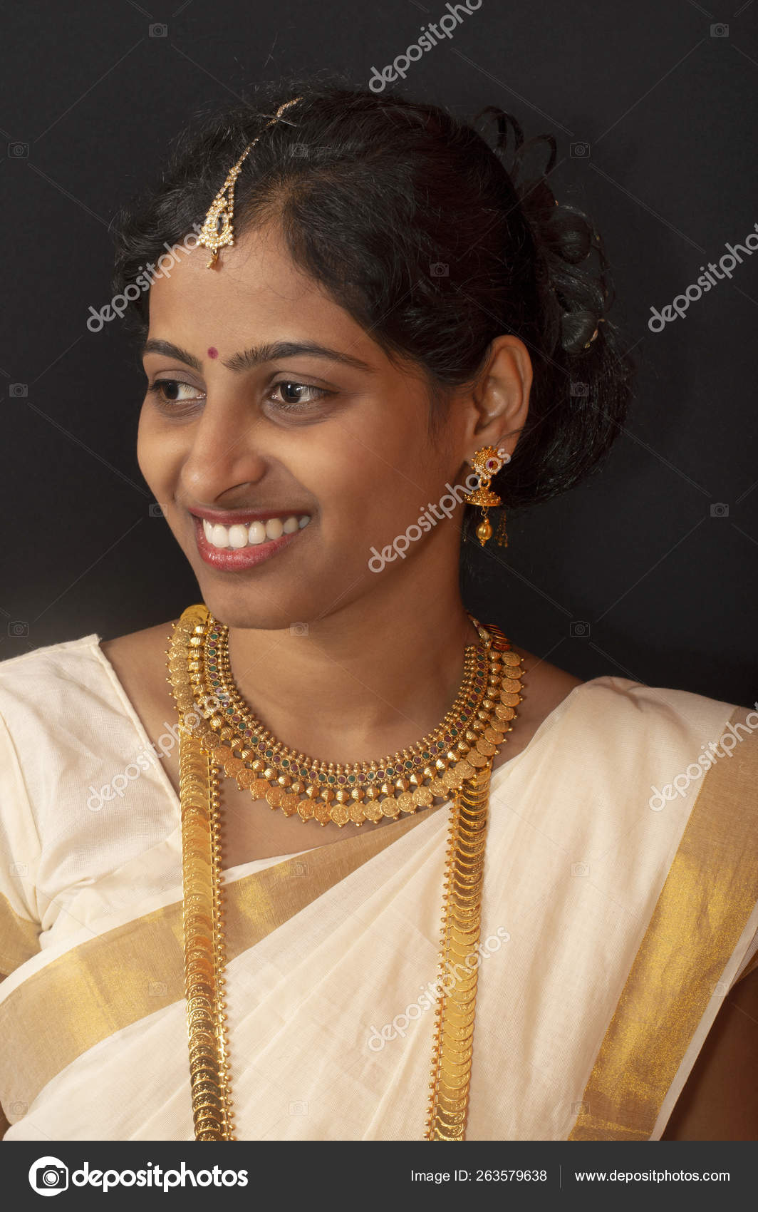Young girl in traditional Kerala saree and jewelry. Stock Photo by  ©RealityImages 263579638