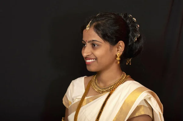 Menina em Kerala saree tradicional e jóias . — Fotografia de Stock