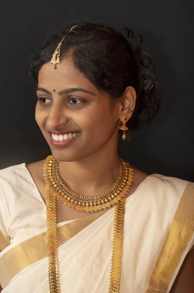 Mladá dívka v tradiční Kerala saree a šperky. — Stock fotografie