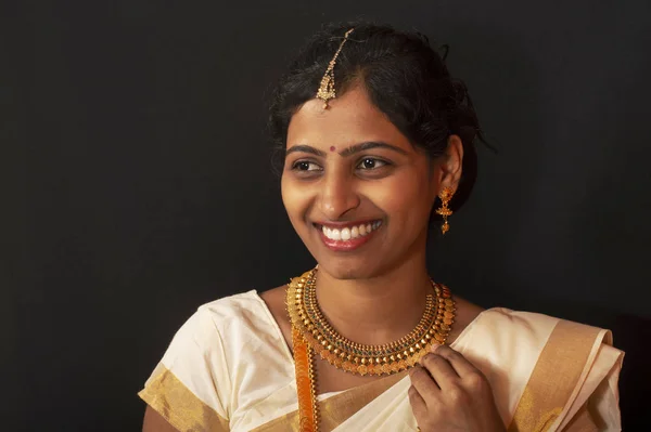 Mladá dívka v tradiční Kerala saree a šperky. — Stock fotografie