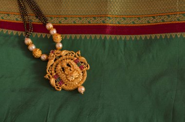 Yeşil arka plan üzerinde Tapınak mücevher kolye