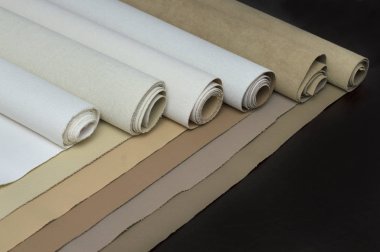 Siyah arka planda renk tonları olan deri rulolar