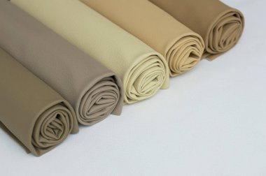 Beyaz arka planda kahverengi renk tonları deri rulo