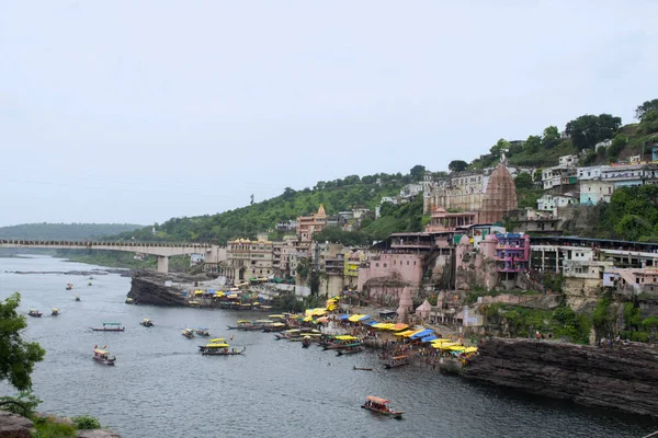 Omkareshwar, Madhya Pradesh, India, augusztus 2018, turista és hívei a Shri Omkar Mandhata templom, Lord Shiva 's Siddhnath templom. — Stock Fotó