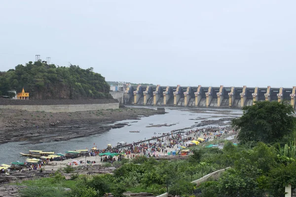 OMKARESHWAR, MADHYA PRADESH, ÍNDIA, agosto de 2018, Turista e devotos no templo Omkareshwar com vista para a barragem no rio Narmada . — Fotografia de Stock