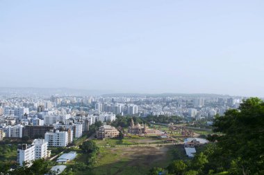 Tepeden Swaminarayan tapınağı havadan görünümü, Pune, Maharashtra, Hindistan.