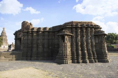 Lonar'dan Daitya Sudan tapınağının sağ tarafı görünümü, Buldhana Bölgesi, Maharashtra, Hindistan