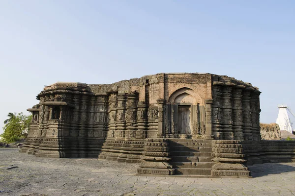 Vista lateral izquierda del templo Daitya Sudán de Lonar, Distrito Buldhana, Maharashtra, India —  Fotos de Stock