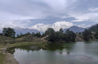 Devriya Taal veya Deoria Tal gölü, Garhwal, Uttarakhand, Hindistan