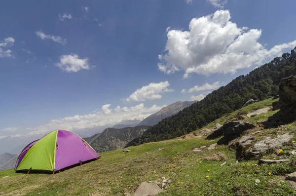 Campeggio e tenda vicino a Tungnath Base, Chopta, Garhwal, Uttarakhand, India — Foto Stock
