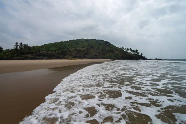 Křišťálově průzračná voda z pláže Khawne, Sindhudurga, Maharashtra, Indie — Stock fotografie