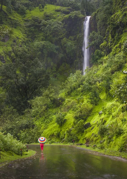 Koynanagar yakınlarındaki şelale, Maharashtra, Hindistan — Stok fotoğraf