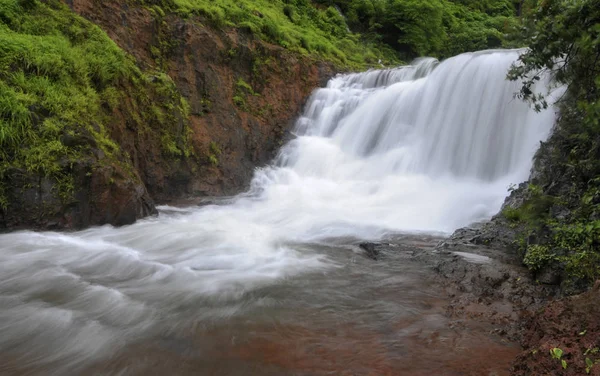 Koynanagar Village yakınlarındaki şelale, Maharashtra, Hindistan — Stok fotoğraf