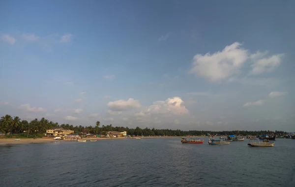 SINDHUDURG, MAHARASHTRA, INDE, octobre 2013, La population locale dans les bateaux à la côte malvan du fort de Sindhudurg — Photo