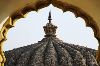 Palashi, Parner, Ahmednagar, Shikhara'daki Vitthal Tapınağı, giriş kapısı üzerindeki kemerli gölgelikten görüldüğü gibi taş duvar oymacılığında.