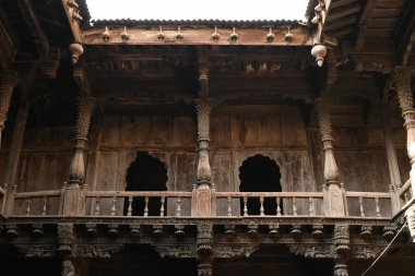 Yapısal ahşap iş ve ağır oyma ahşap üyeleri Palashikar wada, Palashi, Ahmednagar