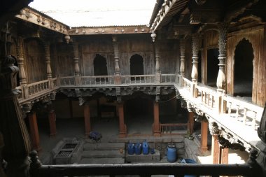 Yapısal ahşap iş ve ağır oyma ahşap üyeleri Palashikar wada, Palashi, Ahmednagar