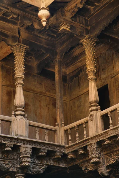 Strukturella träarbeten och tungt snidade trä medlemmar Palashikar Wada, Palashi, Ahmednagar — Stockfoto
