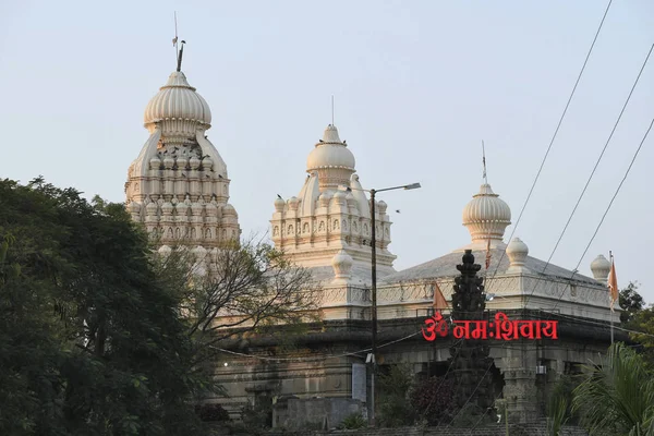 Довгий вид на шихарас з Чангавватешвар храму в Савад, Пуне — стокове фото