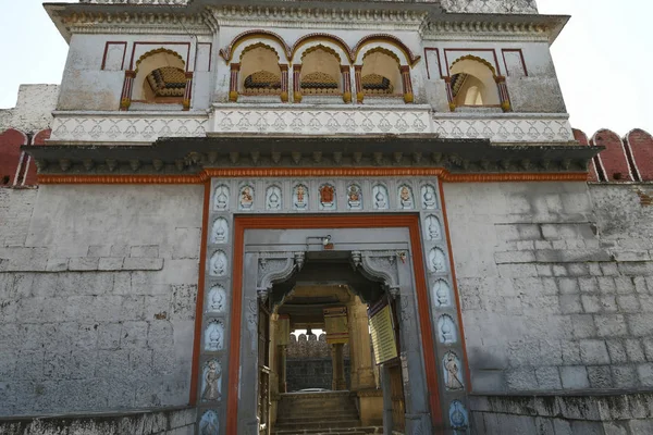 Muro fortificado de mampostería de piedra y puerta en Vitthal Temple, Palashi, Parner, Ahmednagar — Foto de Stock