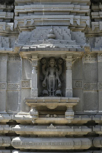 石砌石石石石石石石与维什努神雕像雕刻在维塔尔寺，帕拉希，帕尔纳，艾哈迈德纳加尔 — 图库照片