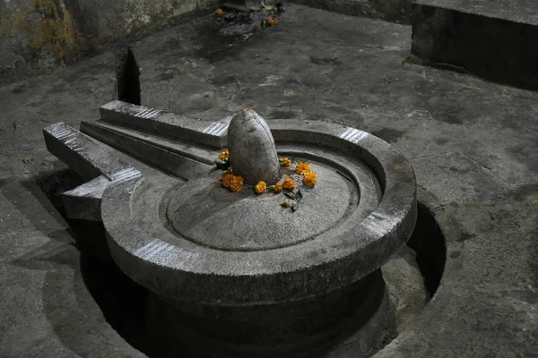 Shiva standbeeld in de vorm van Pindi en Linga in Shiva tempel tegenover Vitthal tempel, Palashi, Parner,... — Stockfoto