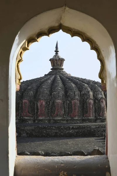 シクハラは、ヴィタール寺院、パラシ、パーナー、アーメドナガルのメインゲートウェイ上のバルコニーのアーチ型の開口部から見たマンダパムの上に石の石積みに刻まれた — ストック写真