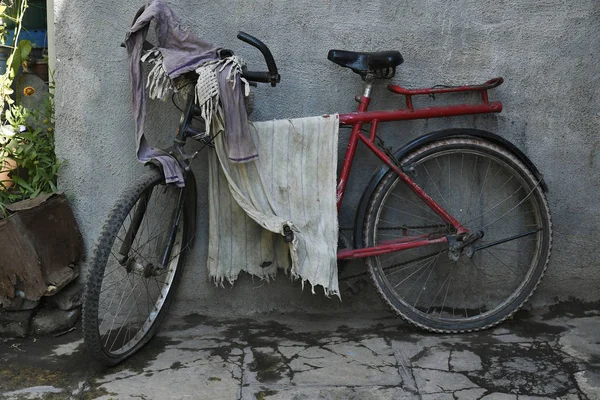 Kolo, které se používá k sušení oděvů ve vesnici Palashi, parner, Ahmednagar — Stock fotografie