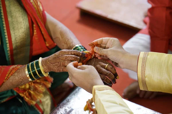 신랑신부의 손목에 거룩한 실을 조수 전통적인 힌두교 결혼식 — 스톡 사진
