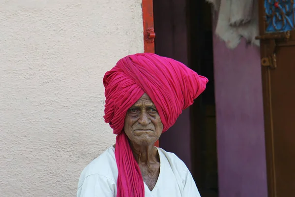 Un vecchio abitante del villaggio con turbante di stile tradizionale seduto fuori dalla sua casa a Palashi, Parner, Ahmednagar — Foto Stock