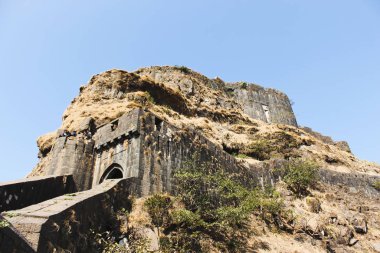 Lohagad Fort giriş kapısı ve yan görünümü, Pune bölgesi, Maharashtra, Hindistan