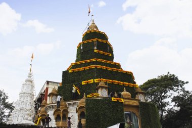 Pune, Maharashtra, Hindistan, Aralık 2018, Dagdusheth Halwai Ganpati Mandir'i süsleyenler