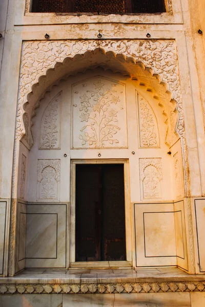Rytiny na dveřích, Bibi ka Maqbara hrobka, Aurangabad, Maharashtra, Indie — Stock fotografie